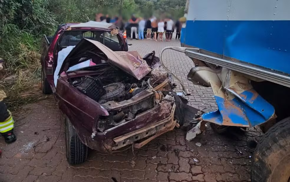 Idosa morre e homem fica preso às ferragens após batida com ônibus em São Thomé das Letras