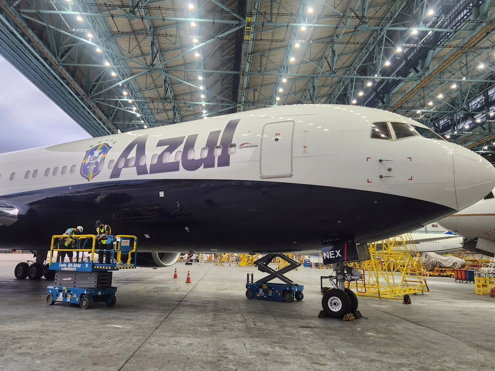 Avião preparado para transportar a seleção brasileira aos Estados Unidos antes da Copa do Mundo