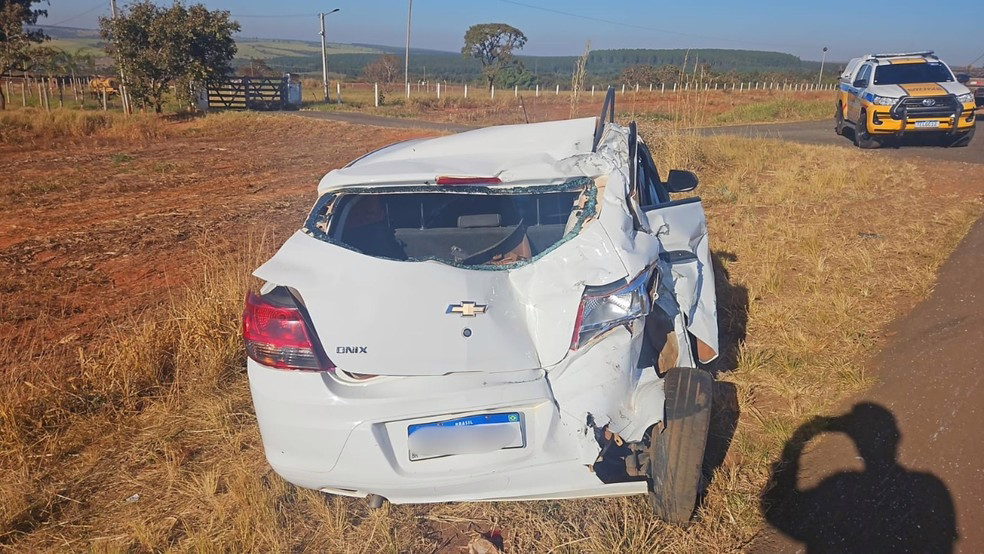 Pneu de carro estourado na pista