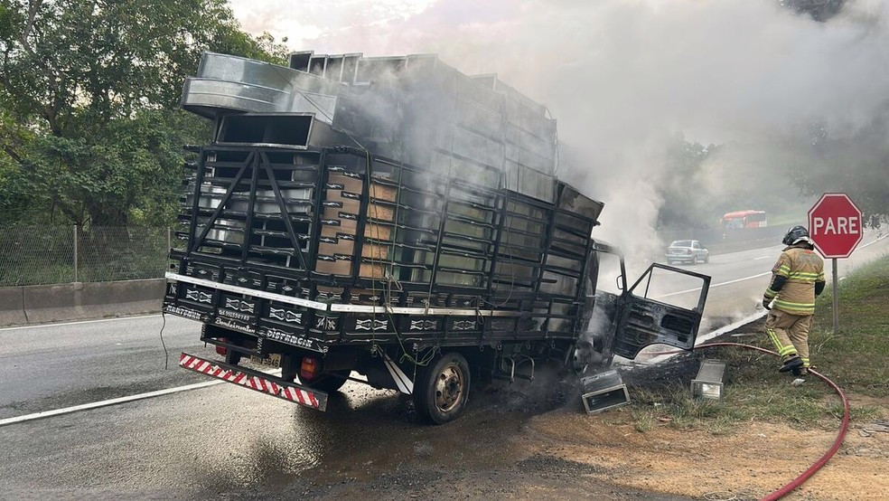 Incêndio em caminhão bloqueia a Via Dutra em Piraí