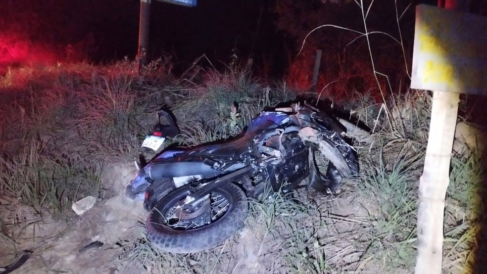 Motociclista colidiu frontalmente com um carro e morreu no local