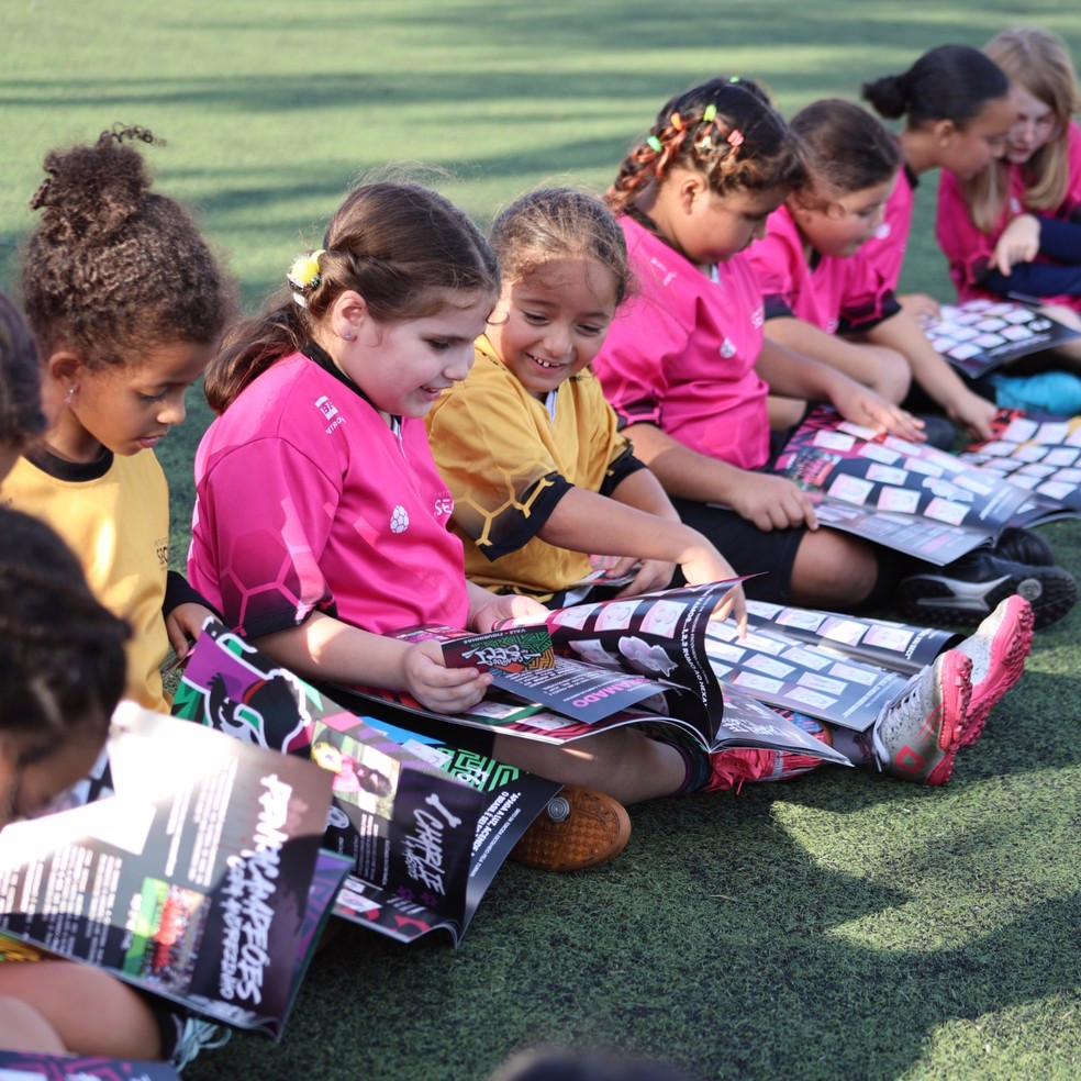 Em projeto social, crianças substituem craques da Copa por fotos de seus próprios rostos em álbum de figurinhas