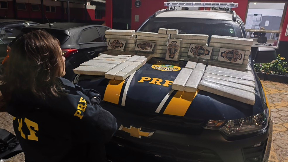 PRF intercepta quase 55 kg de drogas na Rodovia Fernão Dias, em Vargem