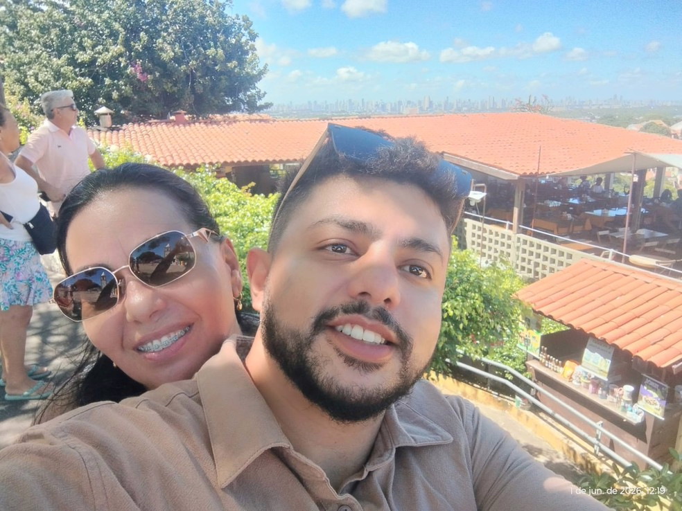 Mike ao lado da mãe, Marilene
