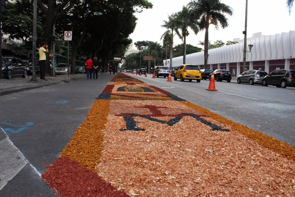 Tapetes de serragem tomam a Avenida Afonso Pena, entre as igrejas Nossa Senhora da Boa Viagem e São José, em 2024