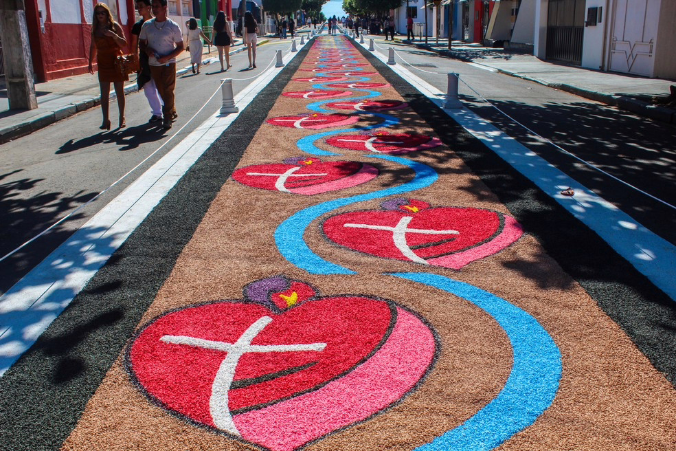 Piquerobi (SP) mantém tradição na celebração de Corpus Christi