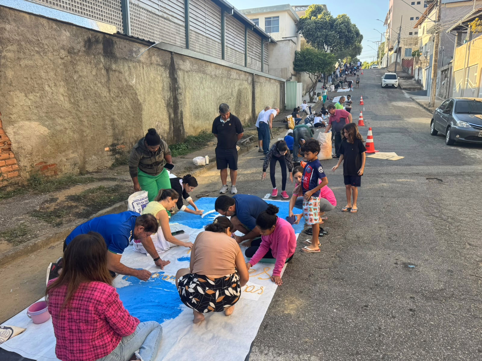 A comunidade católica se juntou para dar vida aos mais de 40 tapetes.