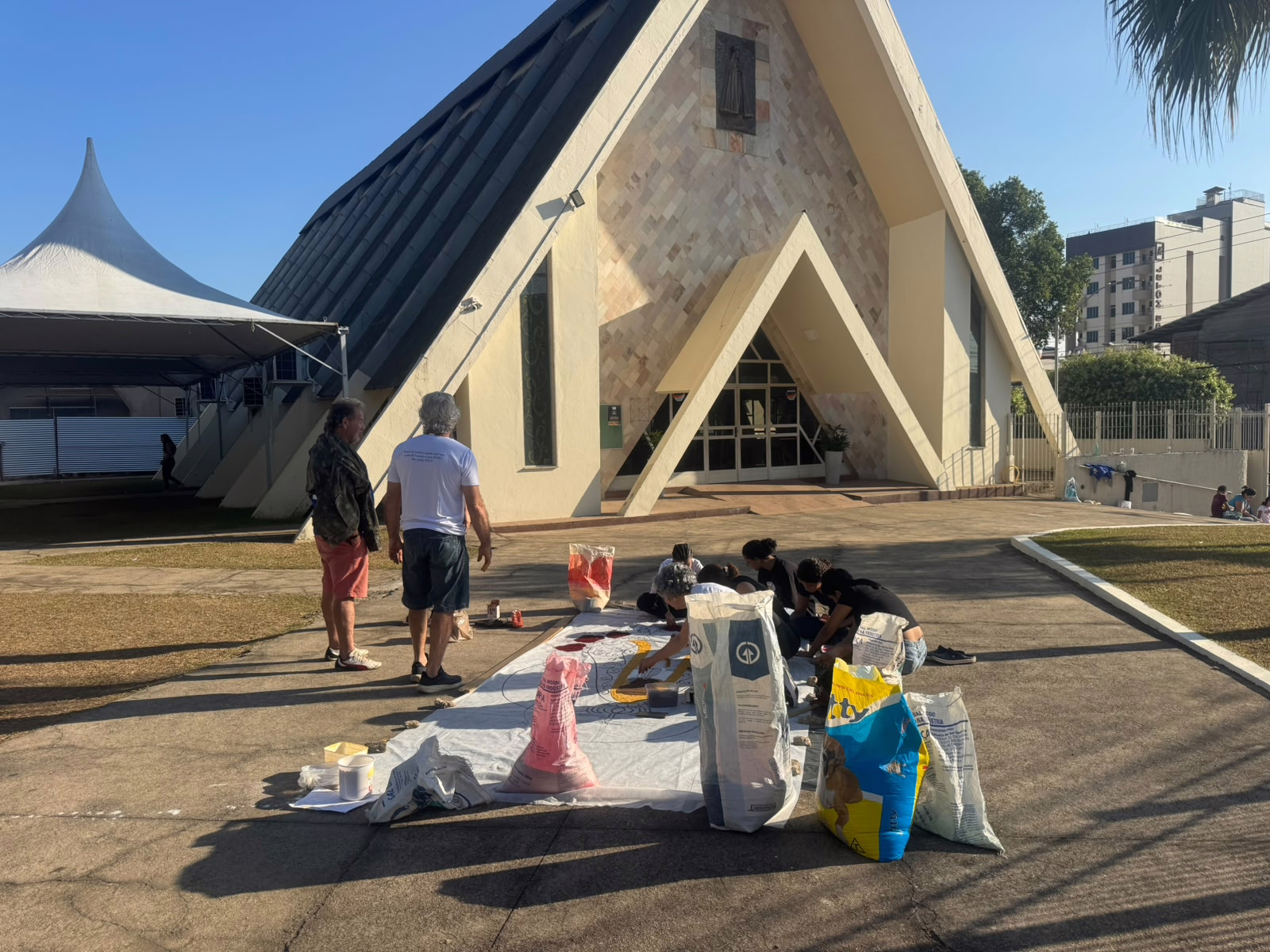 Dezenas de voluntários se reuniram na Paróquia Nossa Senhora Aparecida, no bairro Iguaçu.
