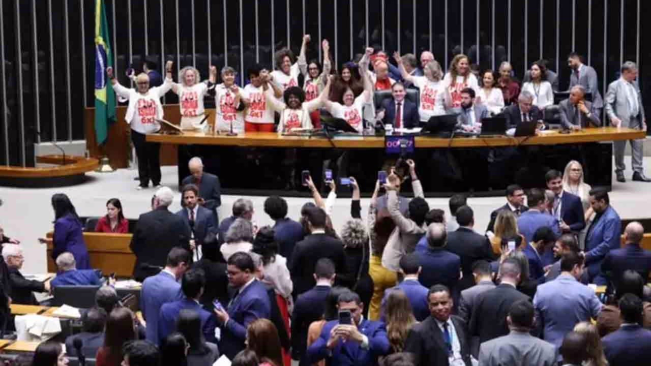 A Proposta de Emenda à Constituição (PEC) que prevê o fim da escala de trabalho 6x1 foi aprovada pela Câmara dos Deputados no dia 27 de maio