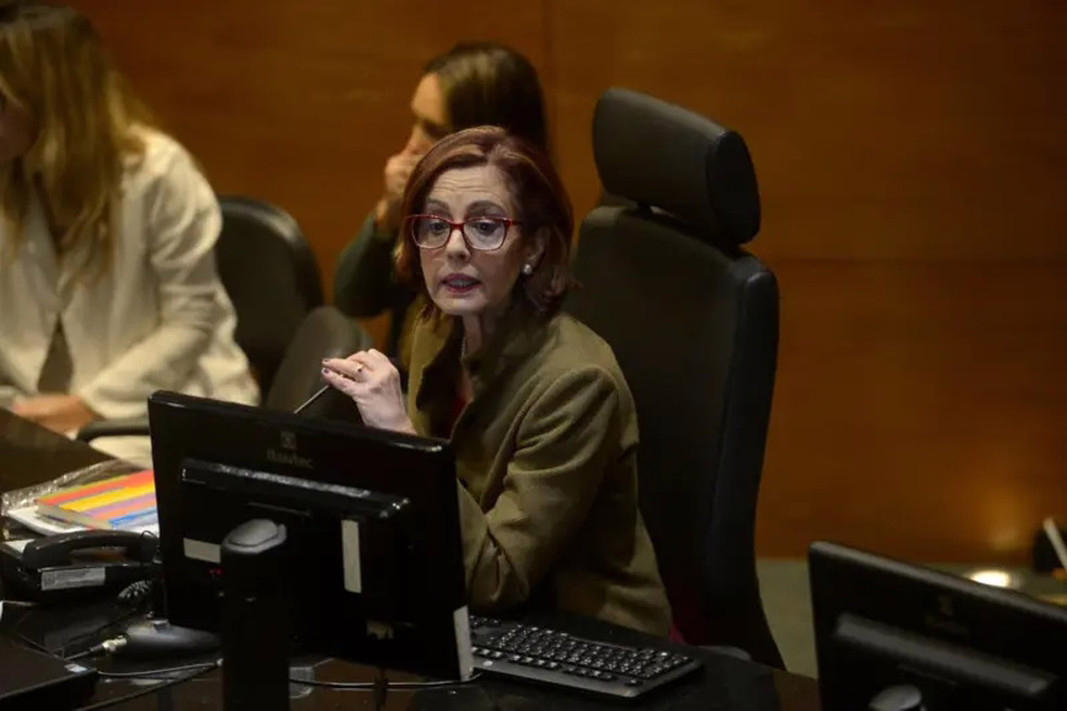 Na sentença, a juíza Elizabeth Louro declarou que Monique Medeiros foi alvo de um “massacre social” após a morte do filho, sofrendo ataques nas redes sociais e agressões