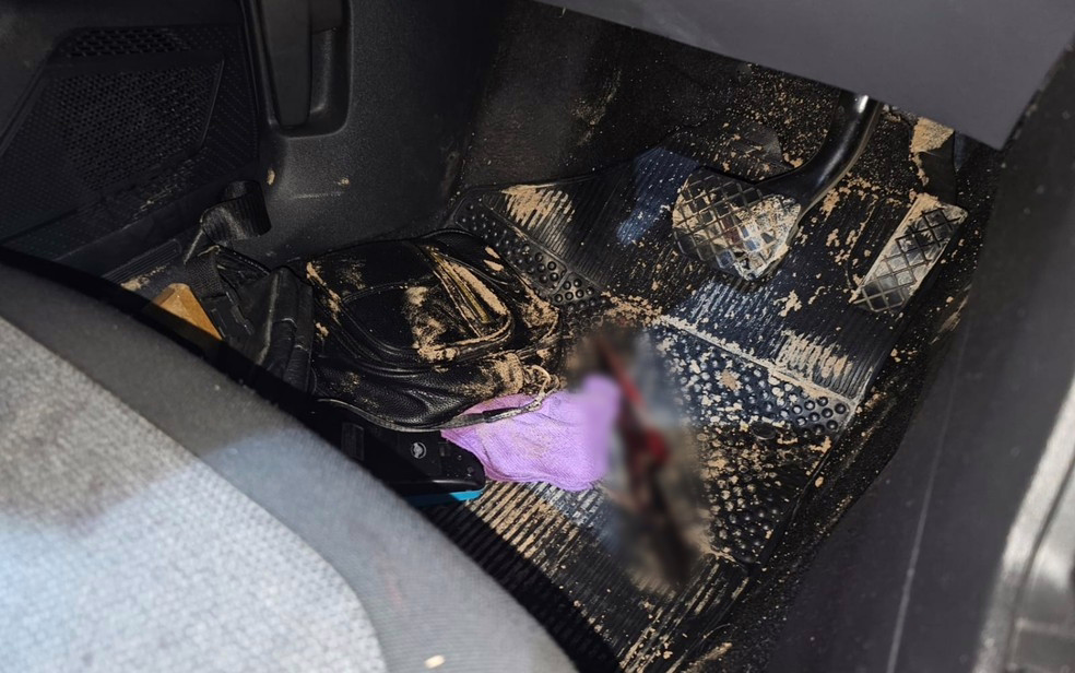 Dentro do carro havia manchas de sangue quando ele foi encontrado pela polícia em Machado, MG
