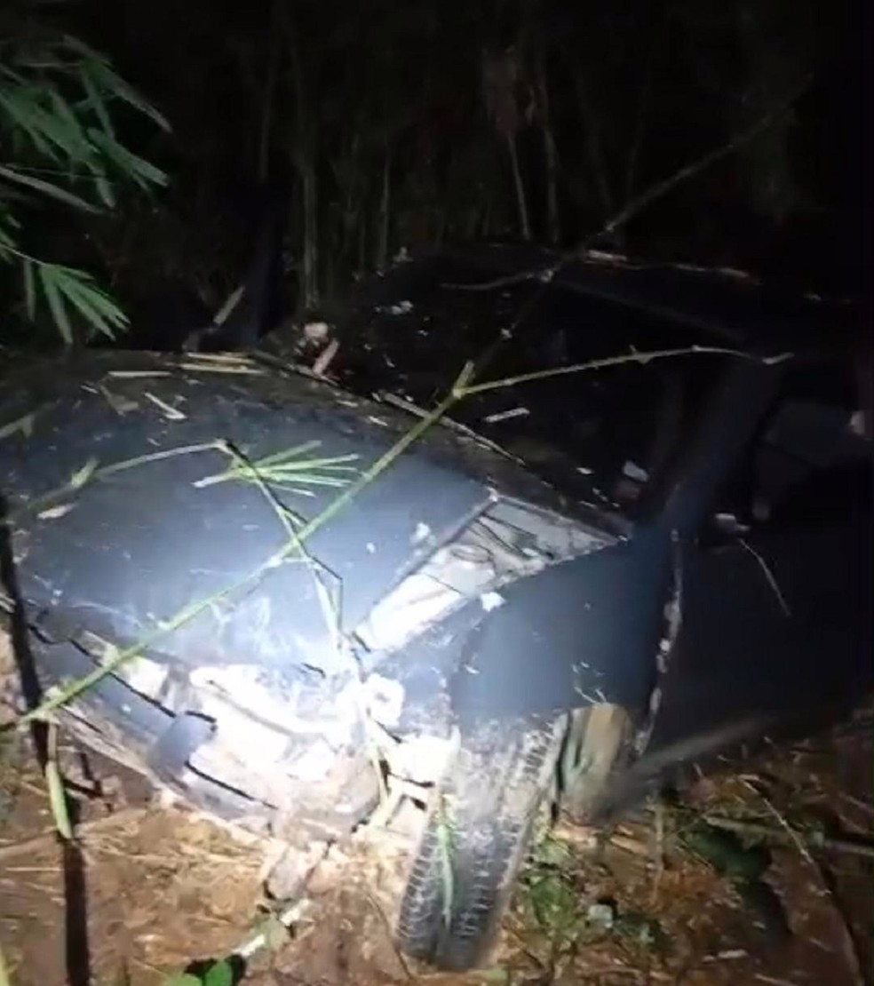 Motorista foge de abordagem policial, capota o carro e passageira é presa em Muriaé