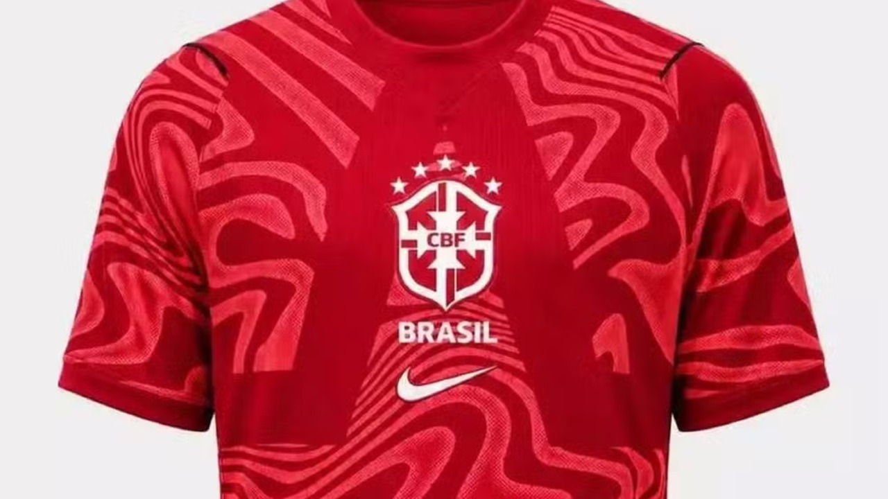 Uniforme vermelho que seria utilizado por goleiros da seleção brasileira na Copa do Mundo
