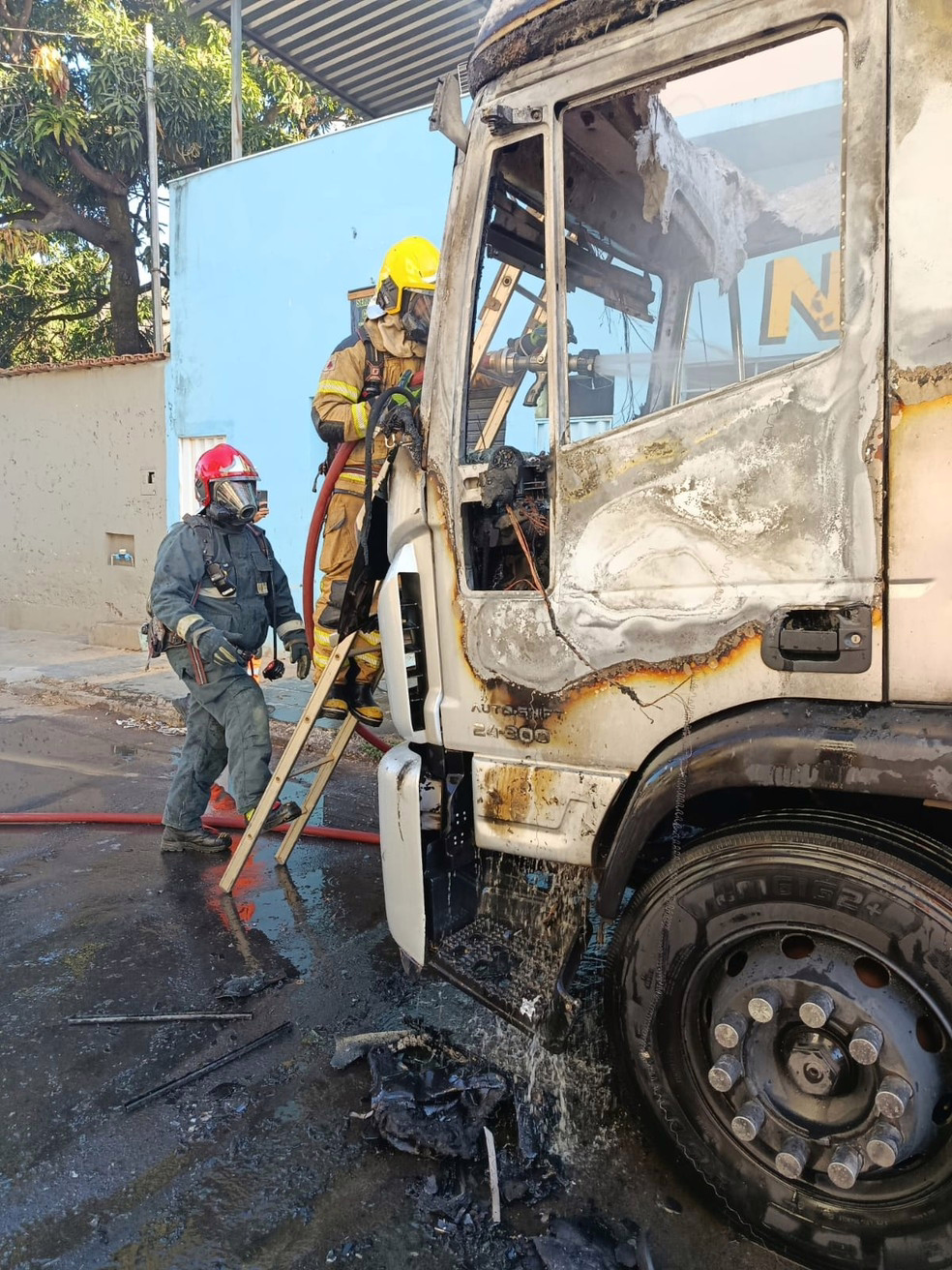 Caminhão incendiou no Centro de Montes Claros