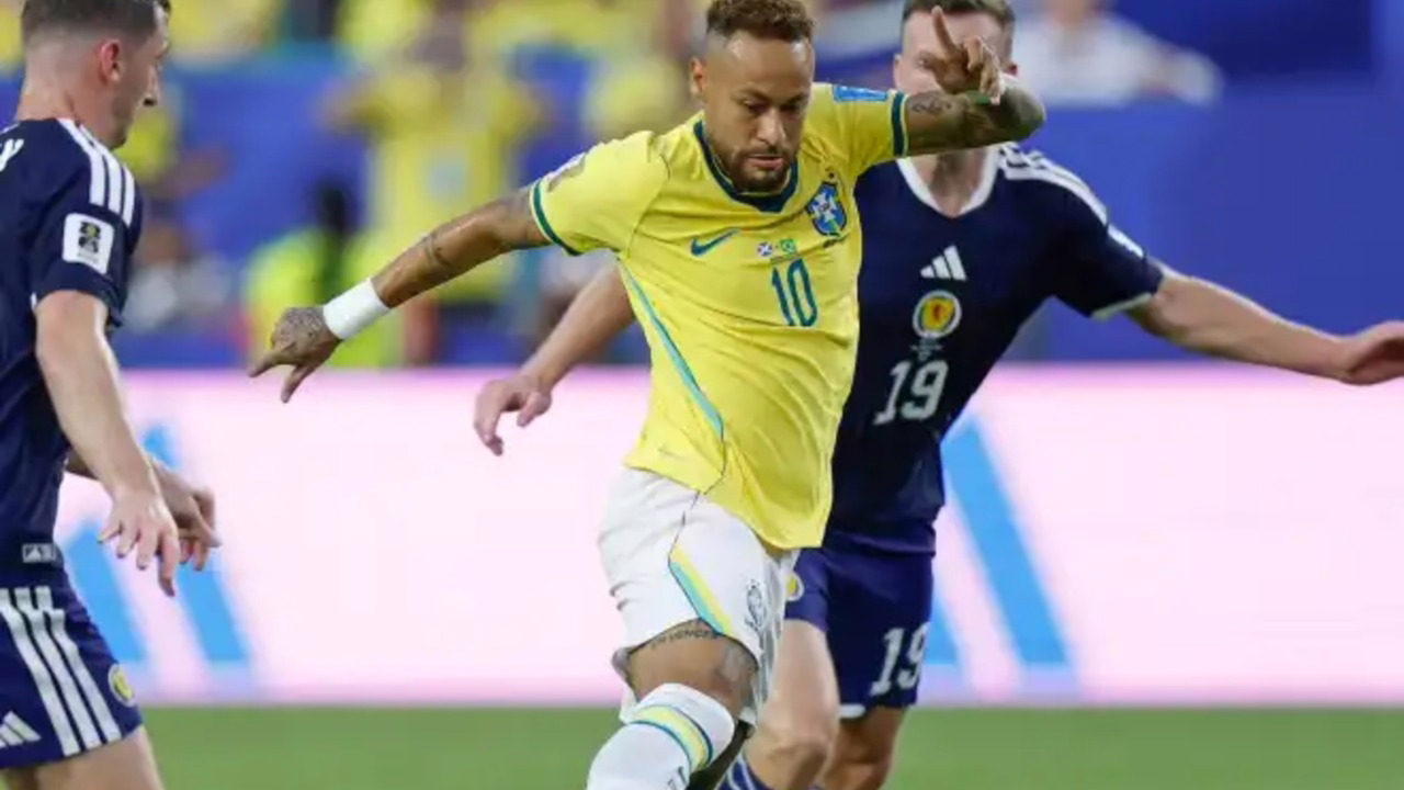 Neymar em ação pela Seleção Brasileira no jogo contra a Escócia •