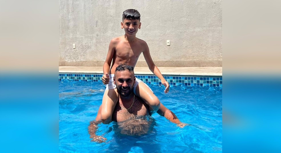 Deyvisson Camini com o filho Riquelme, em Sorocaba (SP)