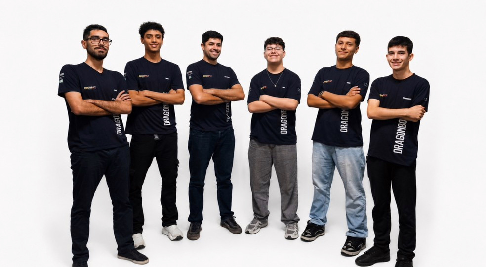 Estudantes de Sorocaba ao lado do professor e orientador Heiton