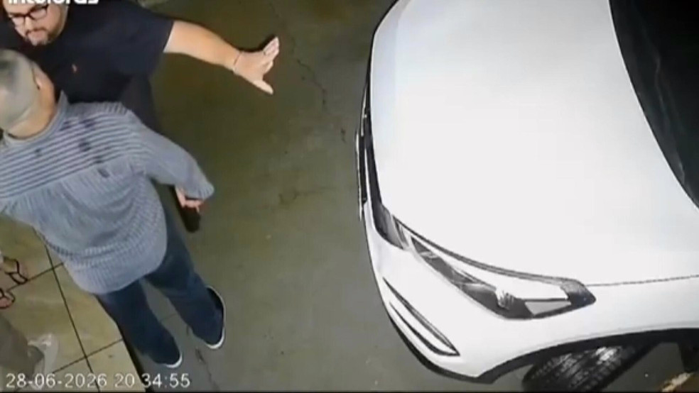 Vídeo registra discussão por causa de batidas no portão de casa instantes antes de policial ser morto por amigo no Paraná