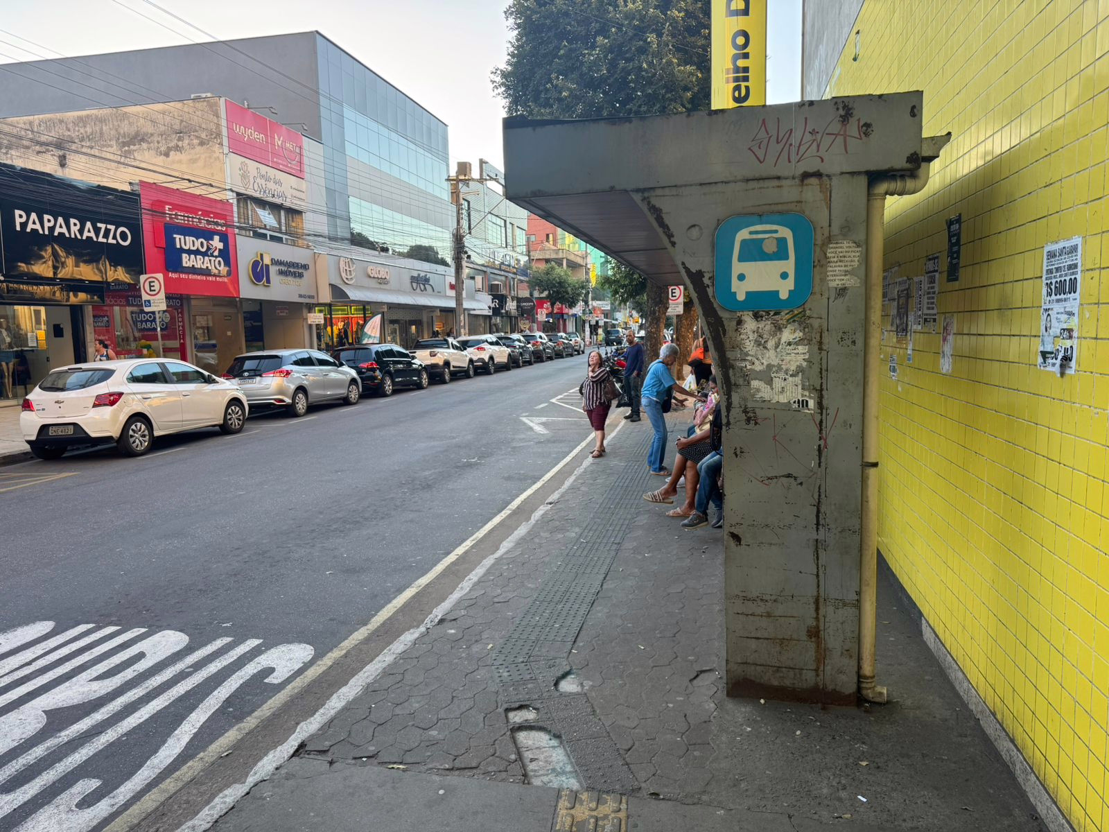 Os pontos de ônibus do centro da cidade são os mais movimentados.