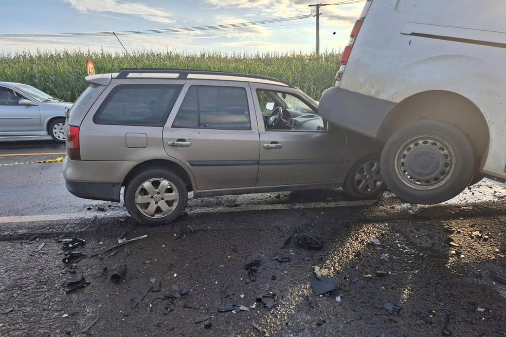Outro veículo não conseguiu parar a tempo e colidiu na traseira do furgão durante o acidente, mas o motorista de 46 anos não se feriu