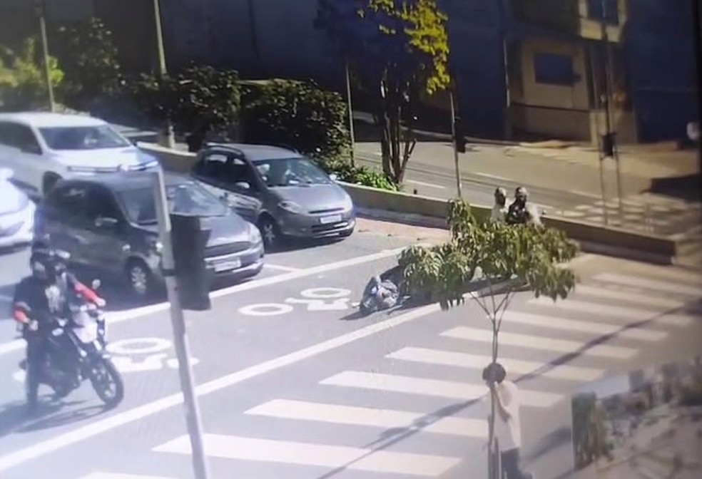 Imagem de câmera de segurança registra o momento em que o policial é baleado na Grande SP