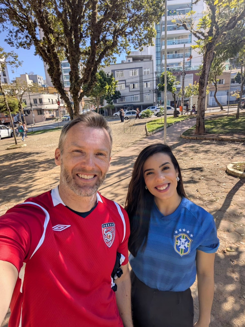 Knut Skramstad e a namorada Dominique Mesquita apoiarão times distintos