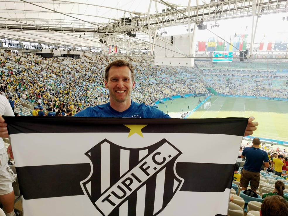 Knut Skramstad visitou o Mineirão em 2014 e levou a bandeira do Tupi, de Juiz de Fora