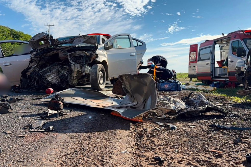 Colisão entre dois carros deixou um passageiro morto e outras três pessoas feridas no Paraná