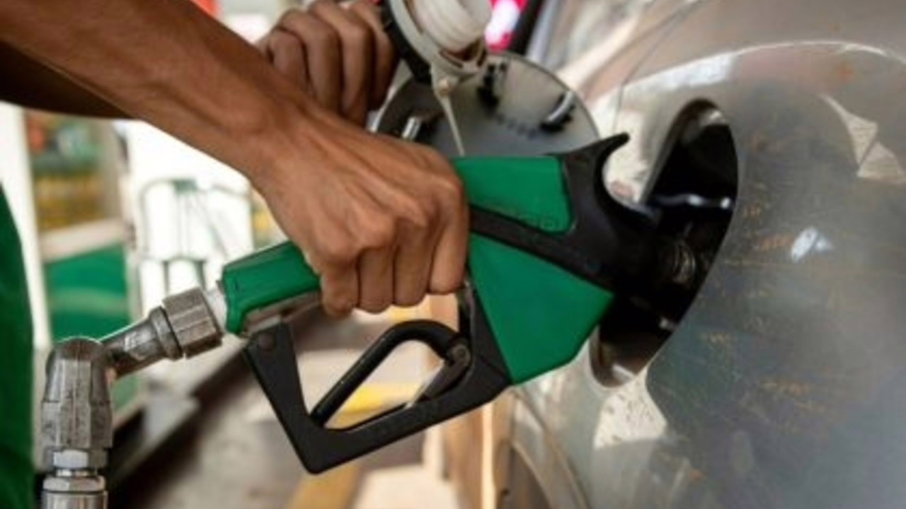 A proposta de elevar de 30% para 32% a quantidade de etanol anidro na gasolina comum reacendeu o debate sobre consumo, preço e rendimento dos veículos.