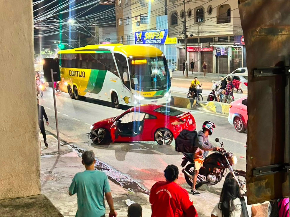 Condutor é detido em Governador Valadares após colidir carro de luxo e apresentar documento falso