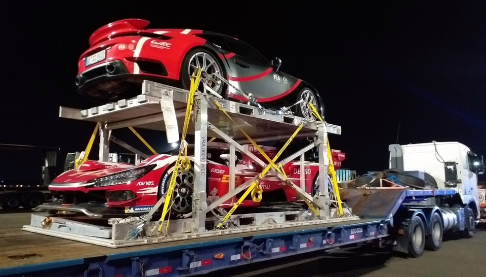 Carros da etapa de São Paulo do WEC 2026 desembarcam no Aeroporto de Viracopos