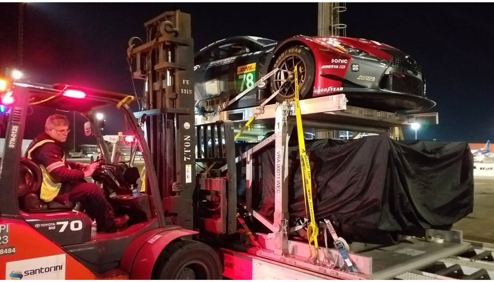 Carros destinados à etapa de São Paulo do WEC 2026 desembarcam no Aeroporto de Viracopos