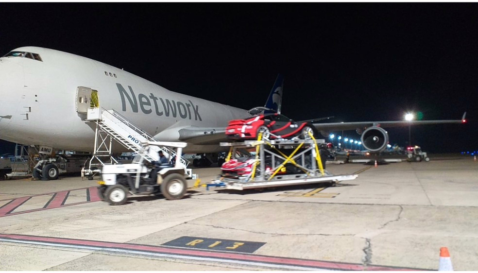 Carros da etapa de São Paulo do WEC 2026 desembarcam no Aeroporto de Viracopos
