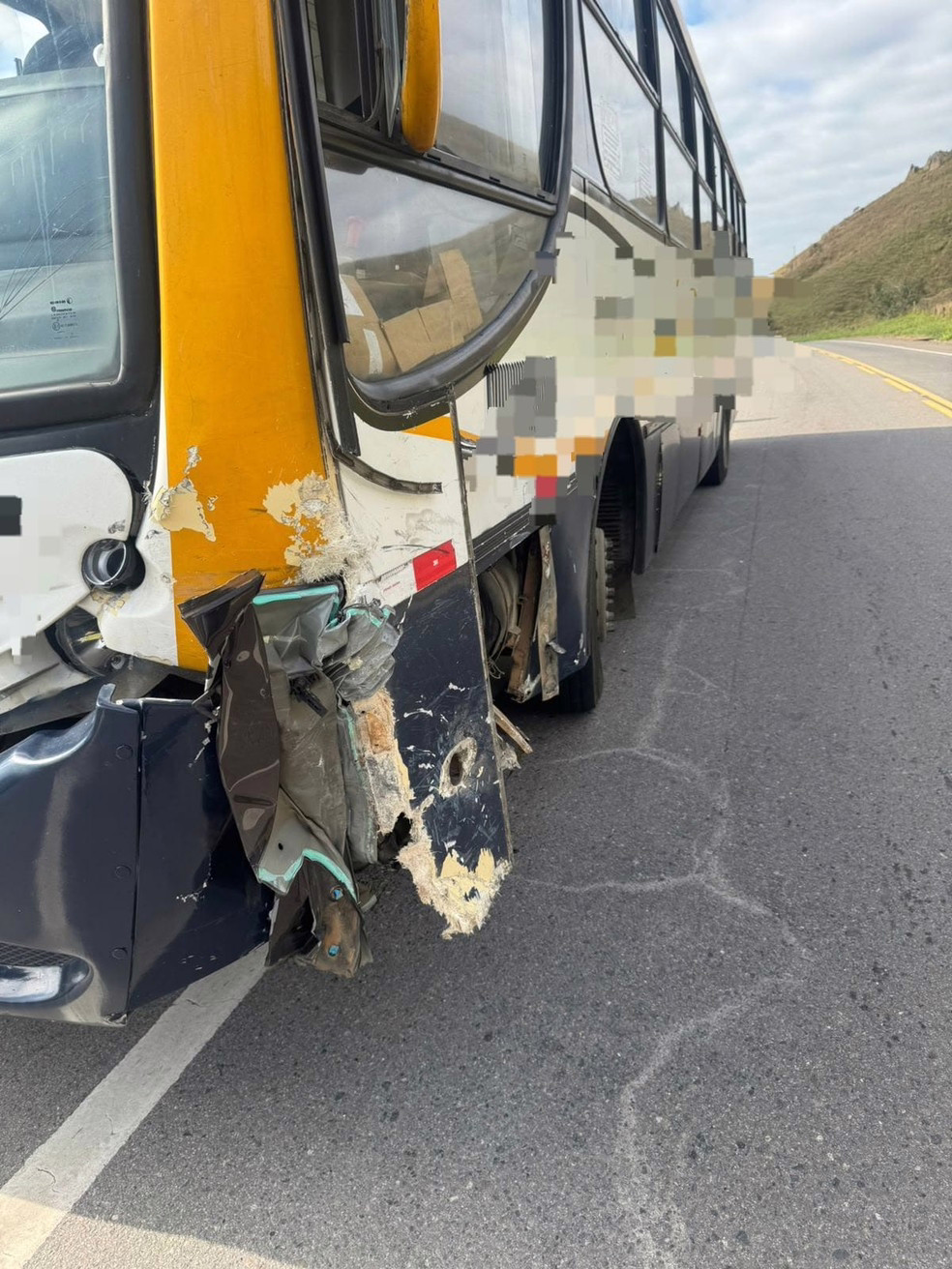 Colisão entre carros, caminhão-cegonha e ônibus deixa um homem ferido na BR-393, em Sapucaia
