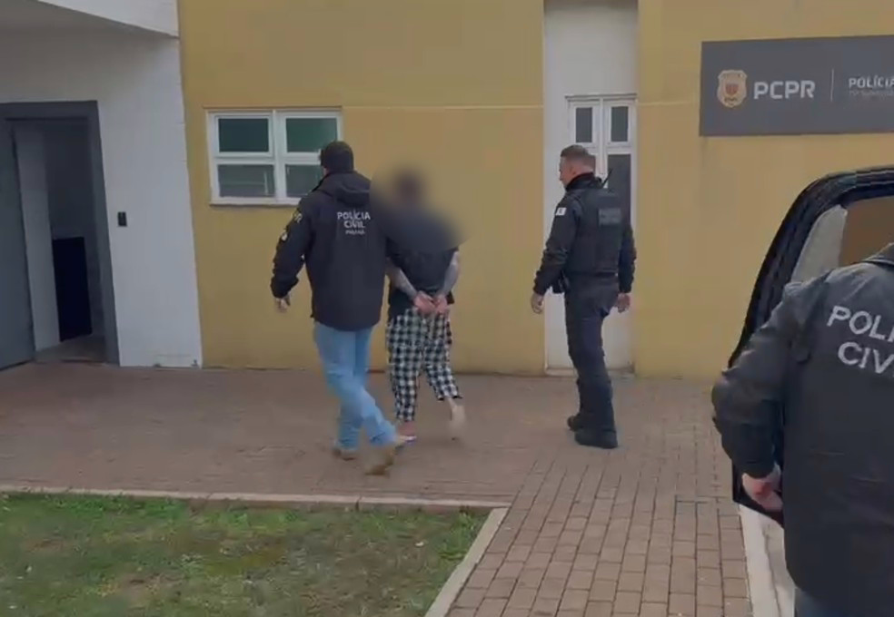 Instante em que o homem é levado à delegacia após ser preso