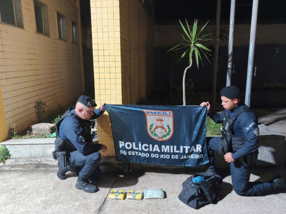 Rapaz é detido com entorpecentes na BR-393, em Sapucaia