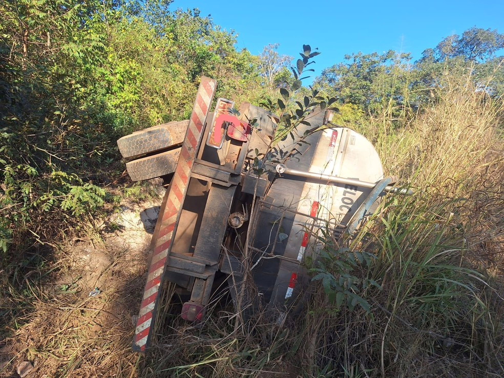 Após a colisão, o caminhão saiu da pista e tombou às margens da rodovia, de acordo com a polícia