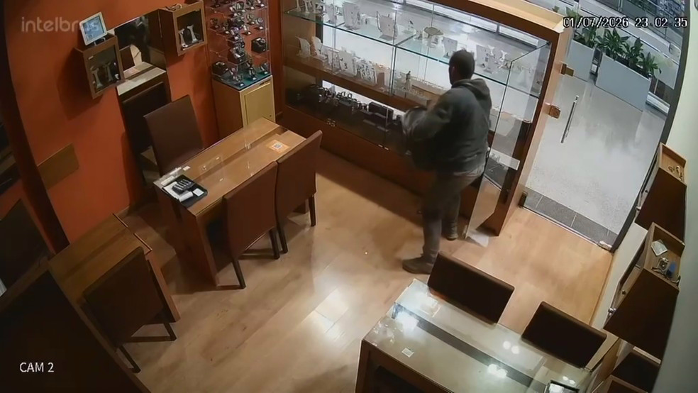 Imagens de segurança registraram parte da ação do suspeito que invadiu um shopping na Região da Pampulha, em Belo Horizonte