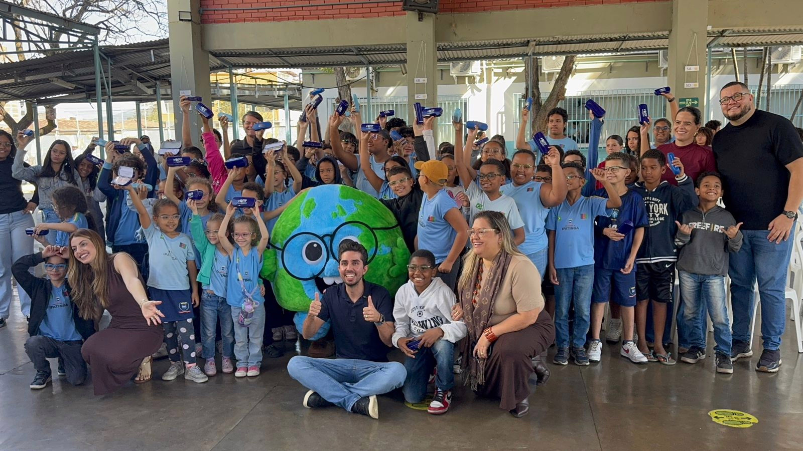 Aproximadamente 140 óculos estão sendo entregues aos alunos da Escola Arthur Bernardes.