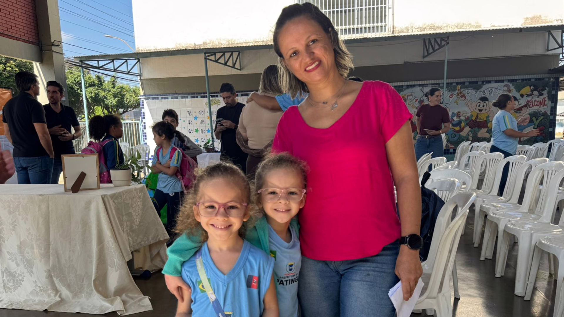 Somente após a avaliação realizada na escola a família descobriu que as duas meninas precisavam usar óculos.