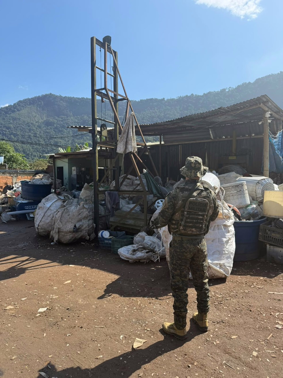 Polícia Ambiental encontra ferro-velho em funcionamento irregular em Angra dos Reis