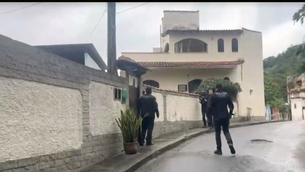 Agentes da 50ª DP de Itaguaí executam mandado durante a Operação Fruto do Trabalho