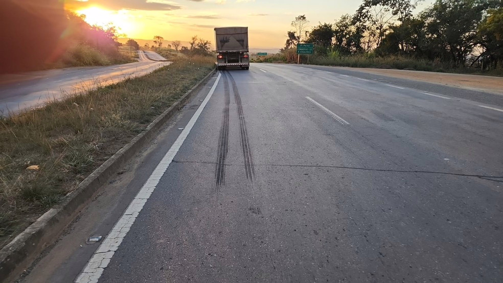 Caminhão atropela pedestre na BR-352, em Formiga