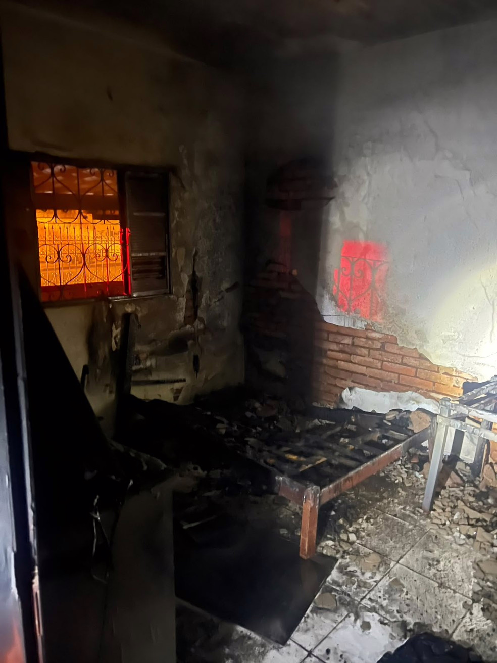 Casa fica destruída após incêndio em Iracemápolis
