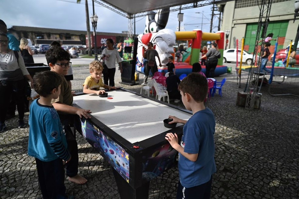 No Museu do Café, as crianças terão à disposição brinquedos infláveis, oficinas, contação de histórias, apresentações de mágica, esculturas de balão, shows circenses, marionetes, atividades educativas e o Espaço Café com Leite