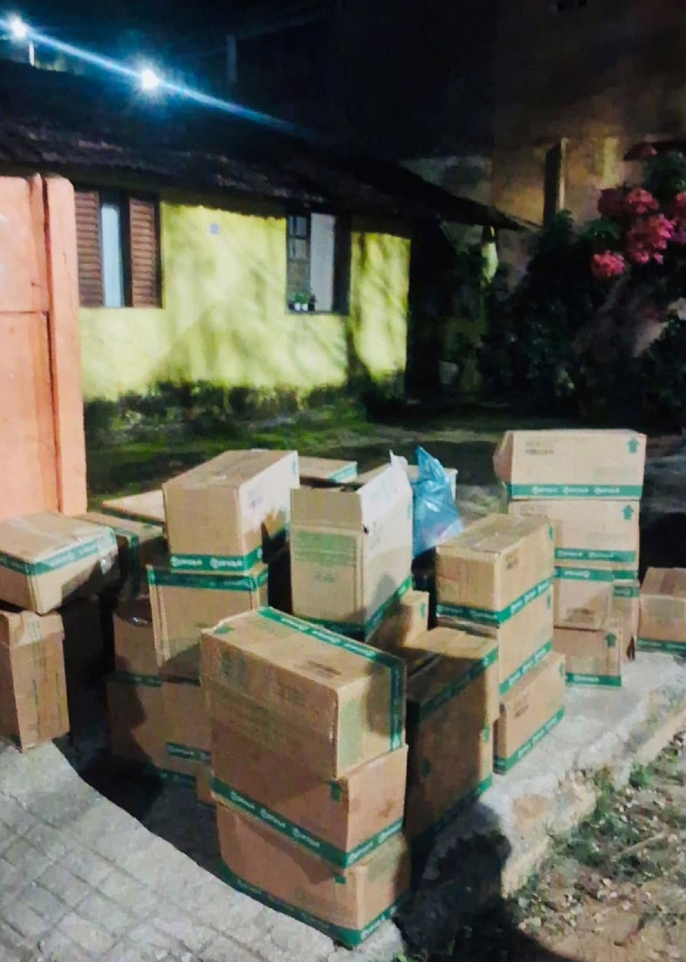 Homens são detidos suspeitos de furtar mais de 50 caixas de biscoitos em Leopoldina