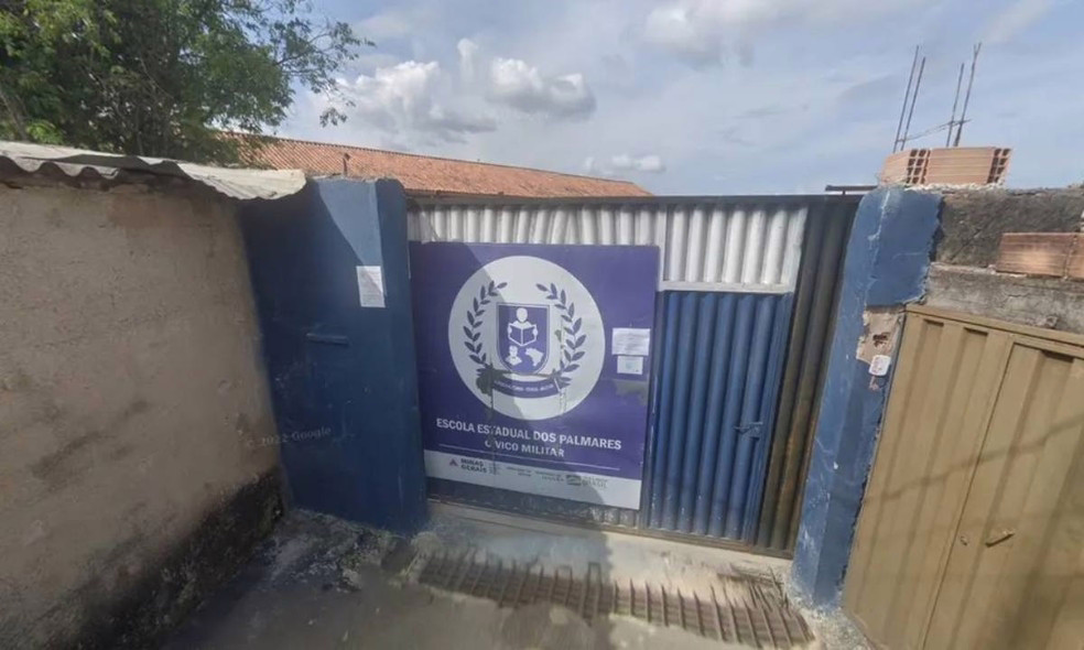Fachada da Escola Estadual Palmares Cívico-Militar, localizada em Ibirité, na Região Metropolitana de Belo Horizonte