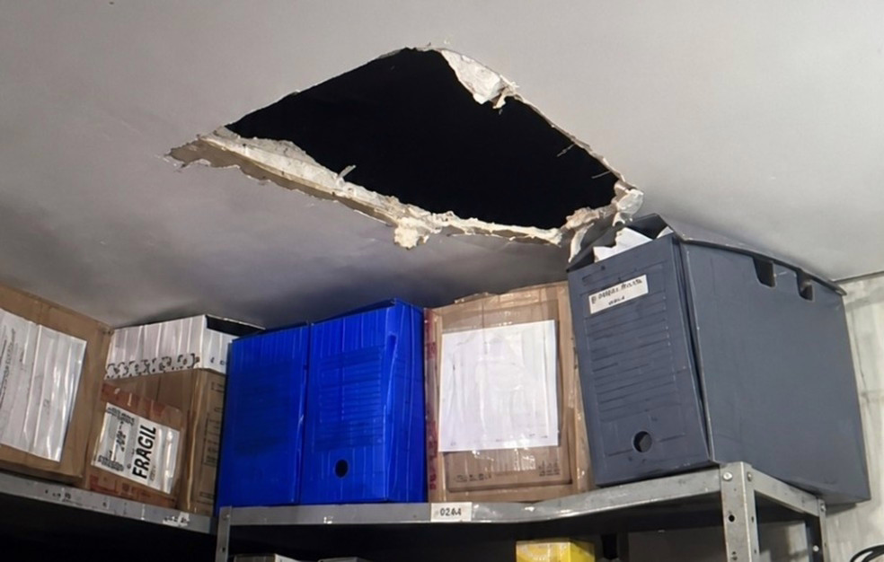Registro do buraco aberto no gesso usado pelos criminosos para entrar