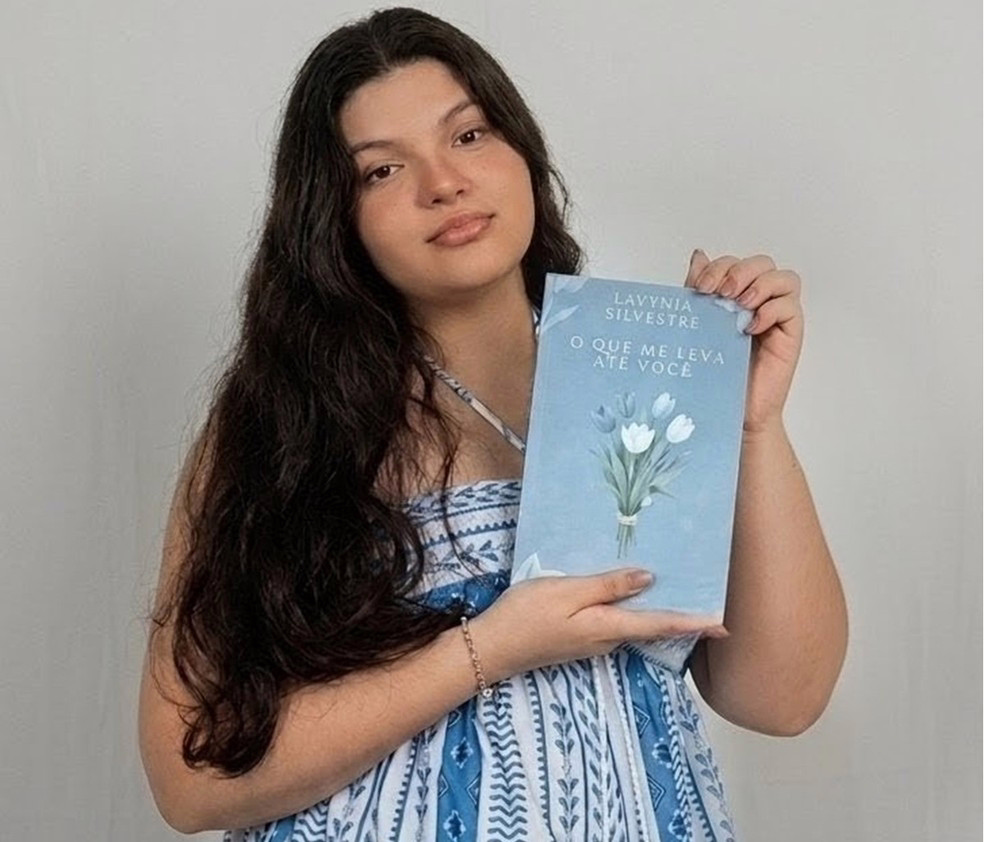 Lavynia Silvestre lançou 'O Que Me Leva Até Você' após equilibrar os estudos e a escrita