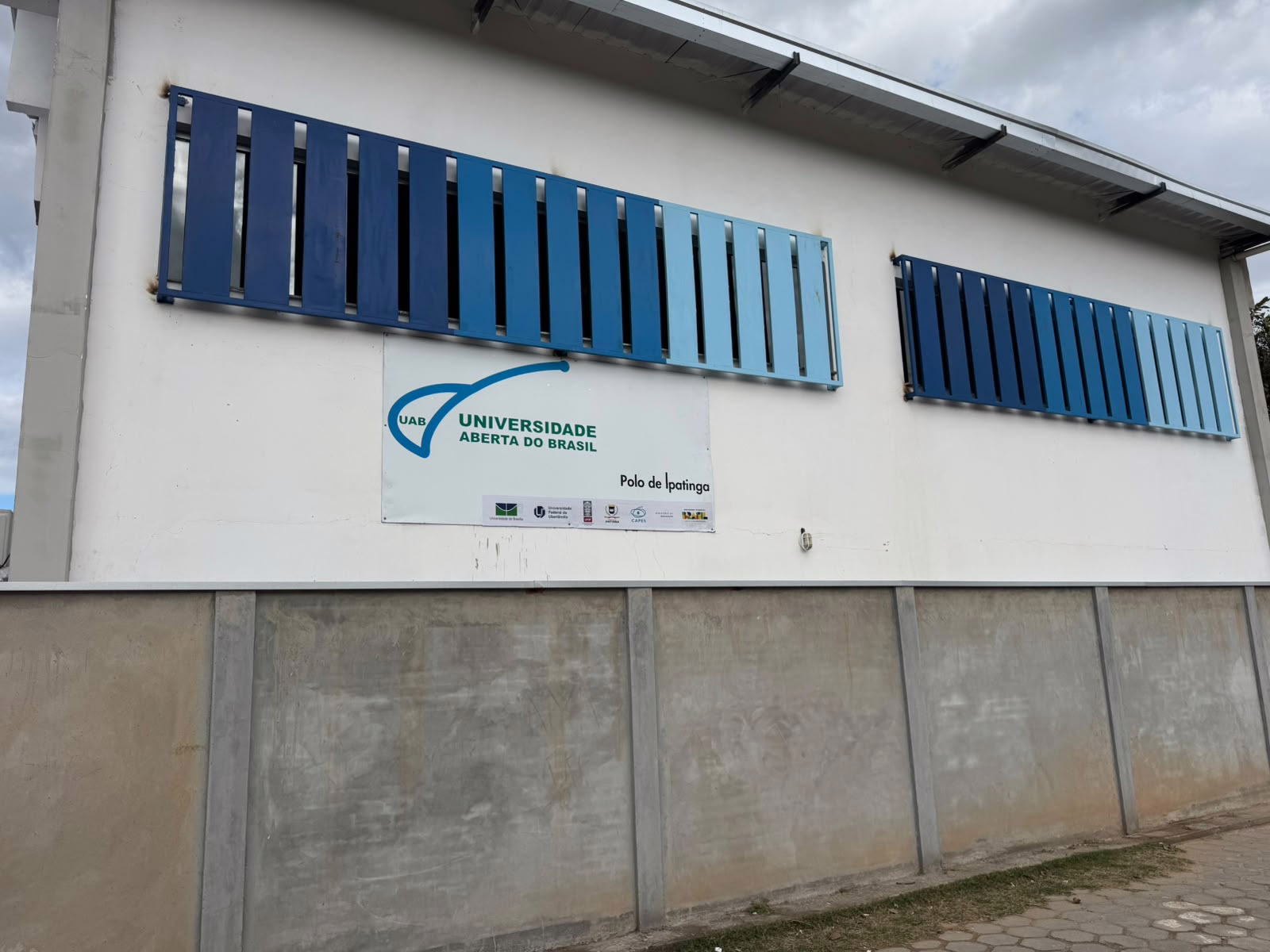Enquanto o campus definitivo da UFOP é preparado no antigo prédio da Suplan, no bairro Cidade Nobre, as aulas estão sendo realizadas provisoriamente na Escola Municipal Padre Bertolo, em Ipatinga.